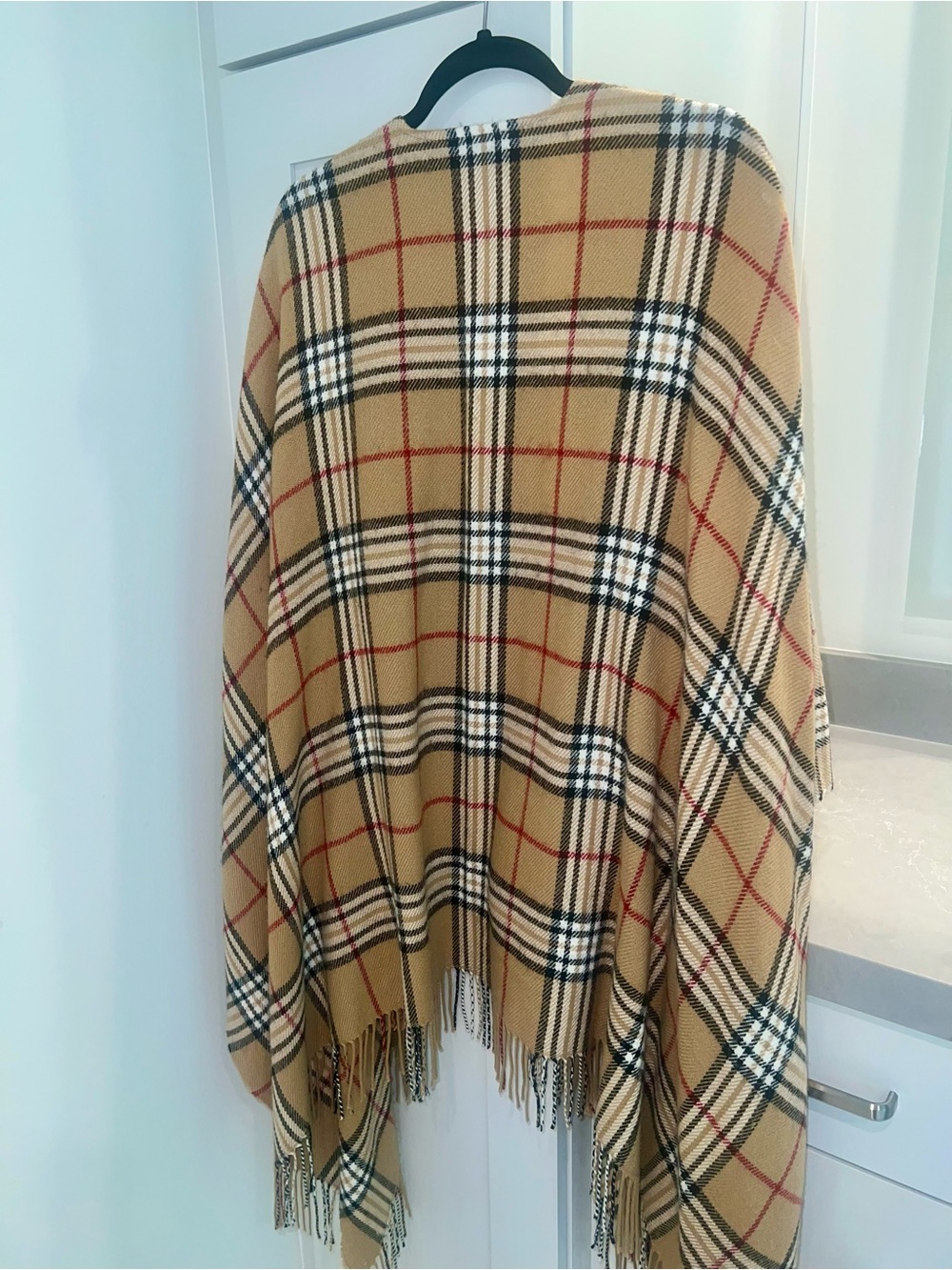 HIGH END VIBES Large Plaid Shawl With Fringe -LIKE NEW - Picture 5 of 7